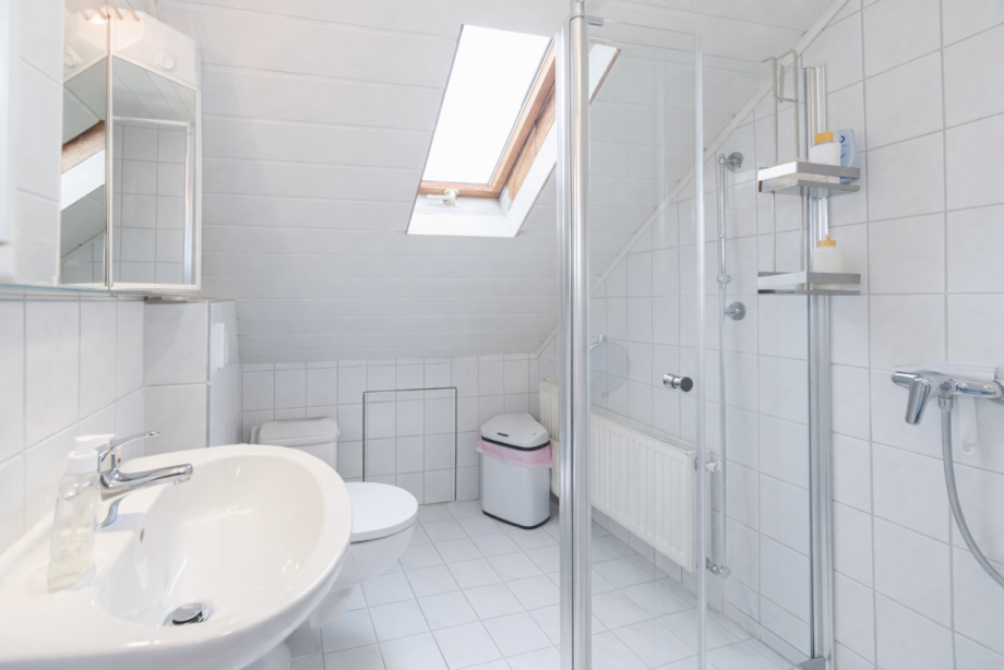 Modernes Bad mit bodengleicher Dusche DG Einfamilienhaus Idstein