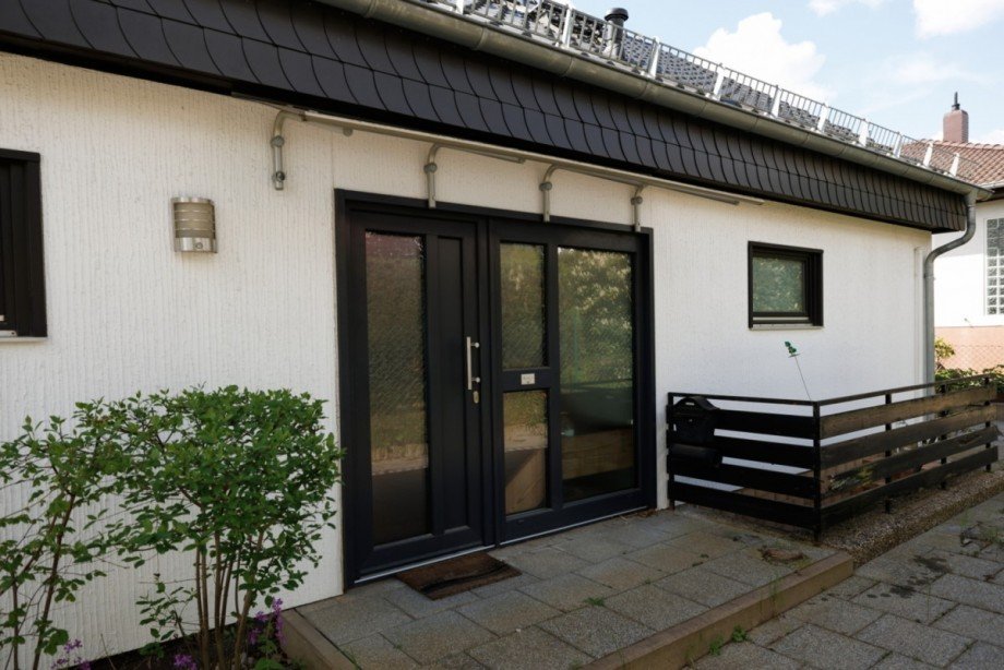 Eingangsbereich mit hochwertiger Energiespart�r Einfamilienhaus Walluf