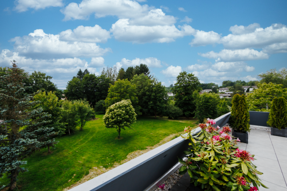 ...mit einem traumhaften Ausblick ins Aartal - von der Stra�e abgewandt Etagenwohnung Taunusstein