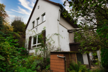 Au�enansicht - verwildertes Grundst�ck Solides Haus mit gro�em Wohnbereich, XL-Balkon und Garten