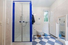 ...Dusche und Tageslicht Moderner Familientraum: Gartenwohnung am Weinberg