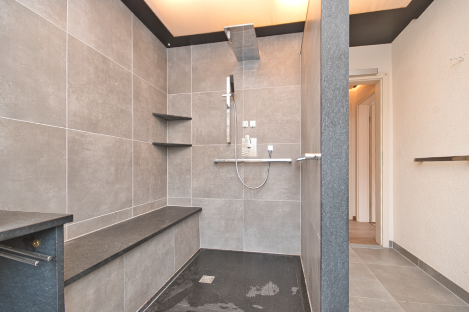 Ebenerdige XL Dusche mit Sitzbank Etagenwohnung Niedernhausen
