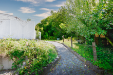 Weg vom Innenhof zum Garten Helles Einfamilienhaus mit gro�em Grundst�ck - ideal f�r Paare und kleine Familien