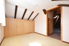 Ausgebauter Raum im Dachgeschoss Bungalow mit Einliegerwohnung im Dornr�schenschlaf