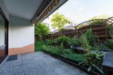 Sch�ne Terrasse mit kleinem G�rtchen und Markise Terrassenwohnung mit kleinem Garten in ruhiger, gr�ner Lage von Wiesbaden Biebrich