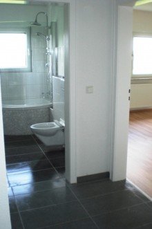 Blick vom Flur ins Bad und Schlafzimmer Kapitalanleger aufgepasst: Modernisiertes Mehrfamilienhaus in Heidenrod