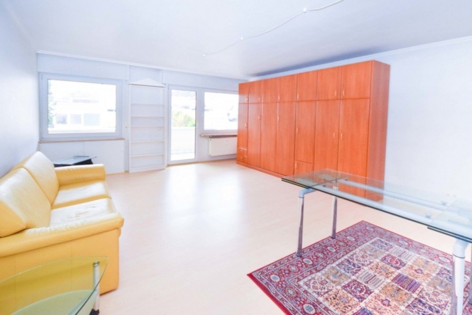 Lichtdurchflutetes Wohnzimmer Etagenwohnung Wiesbaden / Nordost