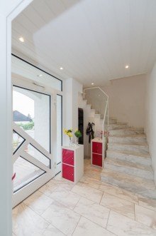 Eleganter Eingangsbereich mit Treppe zur oberen Wohnung... Einziehen und wohlf�hlen - hochwertig saniertes Zweifamilienhaus in Georgenborn