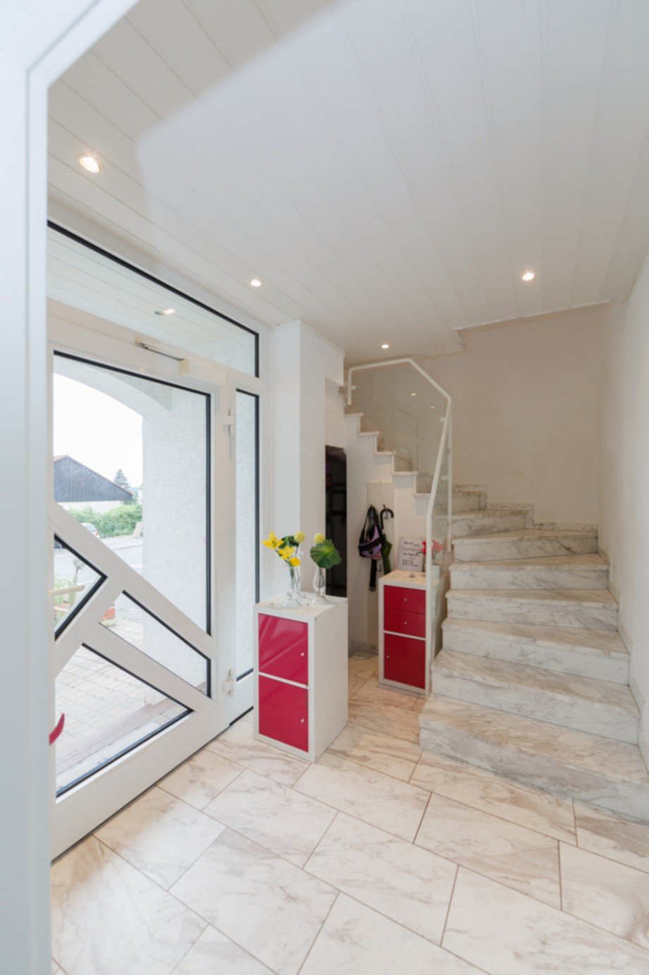 Eleganter Eingangsbereich mit Treppe zur oberen Wohnung... Mehrfamilienhaus Schlangenbad / Georgenborn