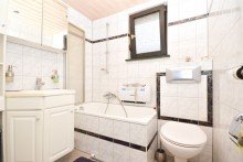 Hell gefliestes Bad OG Sch�nes Haus, super Lage, gro�er Garten. Und das beste: Hier hat auch noch Oma Platz!