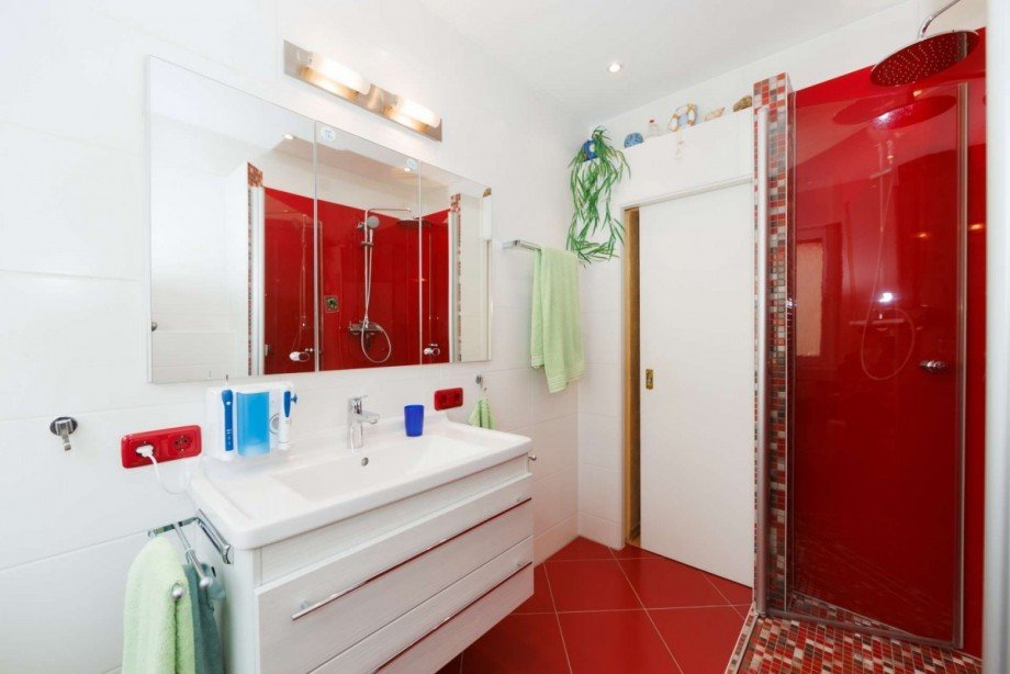 ...mit bodentiefer Dusche und Glastrennw�nden Reihenendhaus Bad Schwalbach