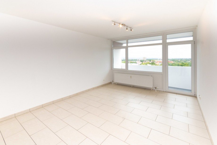 Lichtdurchflutetes Wohnzimmer - 8.OG Etagenwohnung Mainz