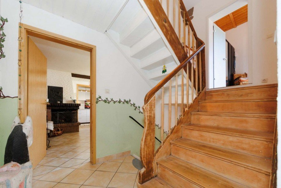 Sch�nes Treppenhaus mit charaktervoller Holztreppe Doppelhaush�lfte Taunusstein