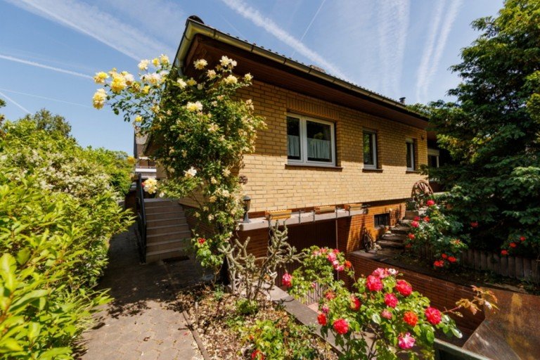 Au�enansicht Wiesbaden / Mainz-Kastel Einfamilienhaus Familienfreundlicher Walmdachbungalow in Mainz-Kastel - Wohntraum zum Greifen nah!