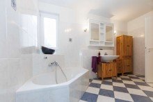 Gro�es Bad mit Wanne... Moderner Familientraum: Gartenwohnung am Weinberg