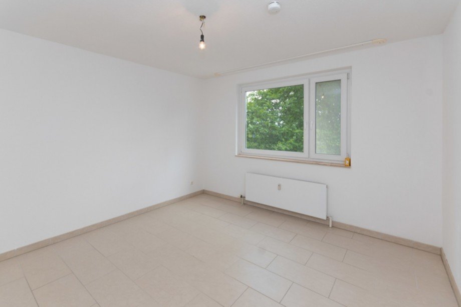 Schlafzimmer mit gro�formatigen Feinsteinzeugfliesen - 4.OG Etagenwohnung Mainz