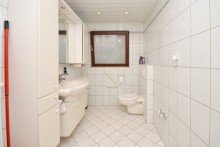 Hell gefliestes Bad... Sch�nes Haus, super Lage, gro�er Garten. Und das beste: Hier hat auch noch Oma Platz!