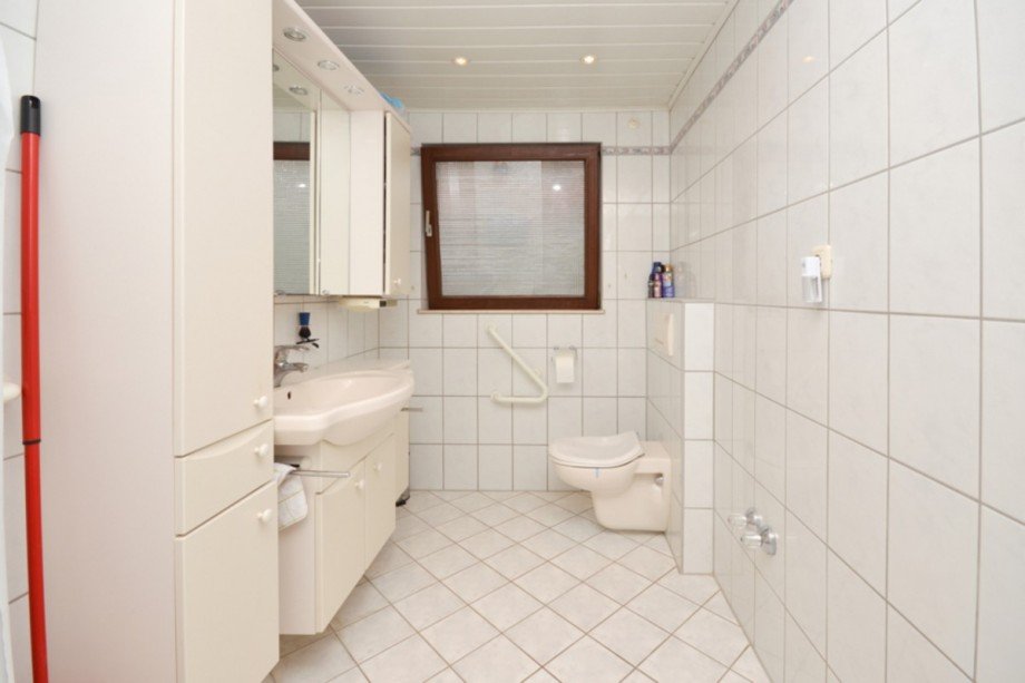 Hell gefliestes Bad... Mehrfamilienhaus R�sselsheim
