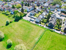 Traumhafte Lage am Wiesenrand Doppelhaush�lfte mit gro�z�gigem Grundriss, Garage und Traumblick in Taunusstein-Wehen