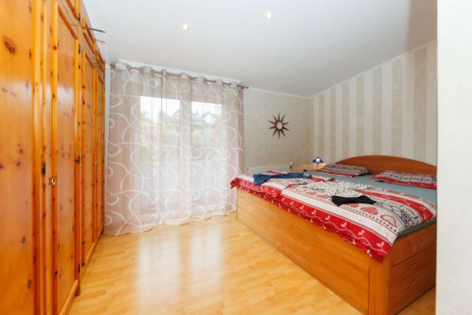 Lichtdurchflutetes Schlafzimmer Reihenendhaus Bad Schwalbach