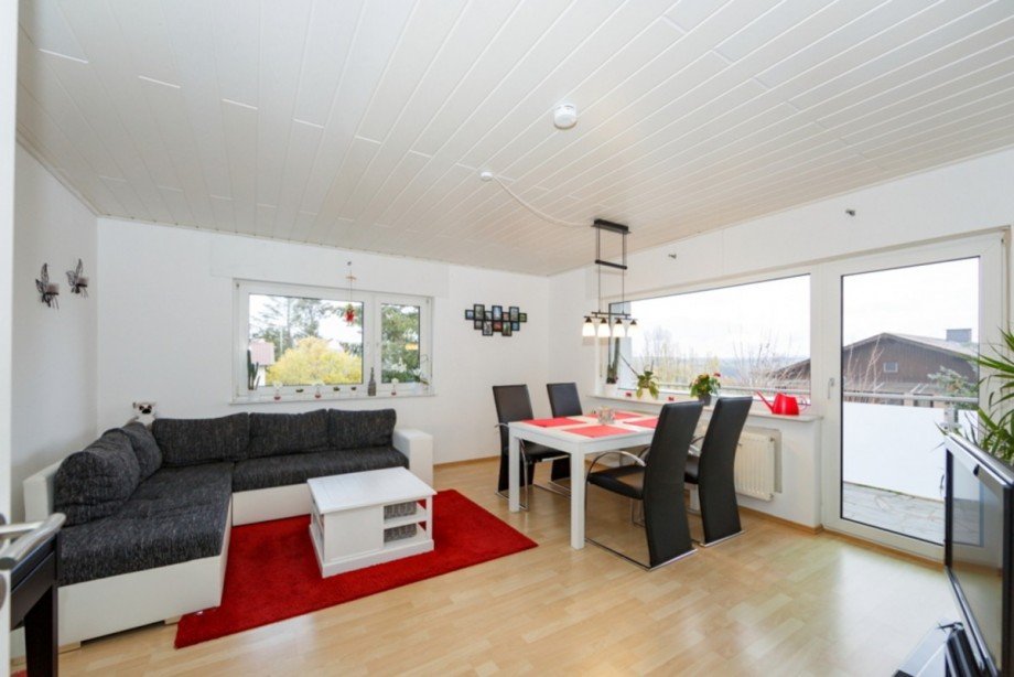 Lichtdurchflutetes Wohnzimmer mit Loggia Etagenwohnung Heidenrod / Nauroth