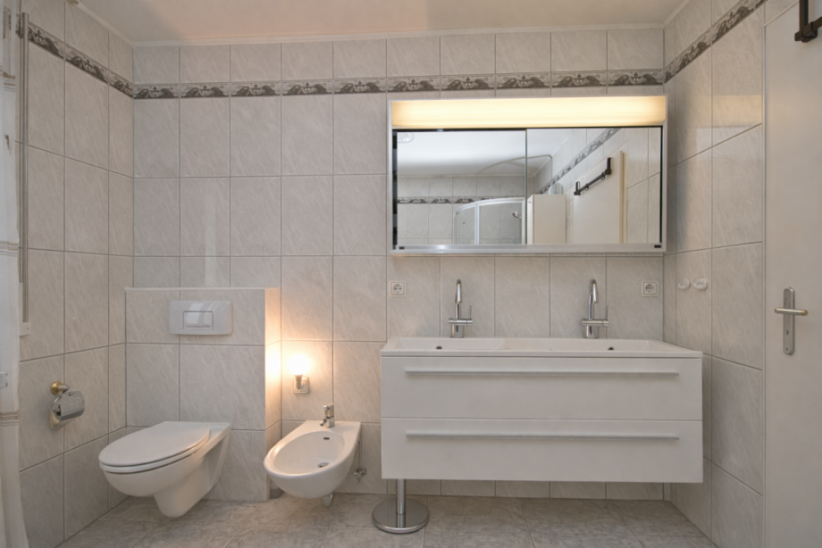 ...Bidet und Doppelwaschbecken Etagenwohnung Bad Schwalbach