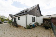 Seitenansicht mit Durchgang zur Garage Walluf: Familientraum in Toplage!