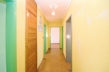 Flur mit Abstellraum Attraktiver Preis und niedriges Hausgeld: Renovierungsbed�rftige Wohnung f�r Anpacker!