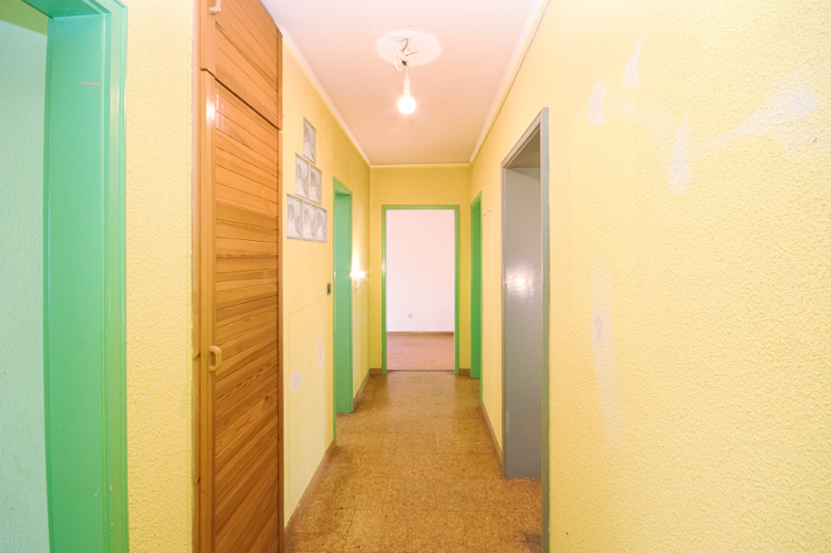 Flur mit Abstellraum Wohnung Taunusstein