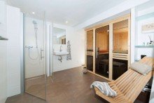 Wellnessbereich mit Sauna und bodentiefer Dusche Klein, aber fein: Traumhaft modernisiertes Reihenendhaus in guter Lage