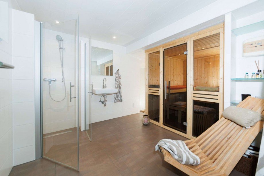 Wellnessbereich mit Sauna und bodentiefer Dusche Reihenendhaus Bad Schwalbach