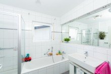 ..mit Dusche und Wanne Hier passt alles bis ins kleinste Detail - Traumhaft wohnen im Gr�nen
