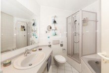 Gro�es Bad mit Dusche... Traumhafte Maisonettewohnung mit S�dbalkon und Tiefgaragenstellplatz