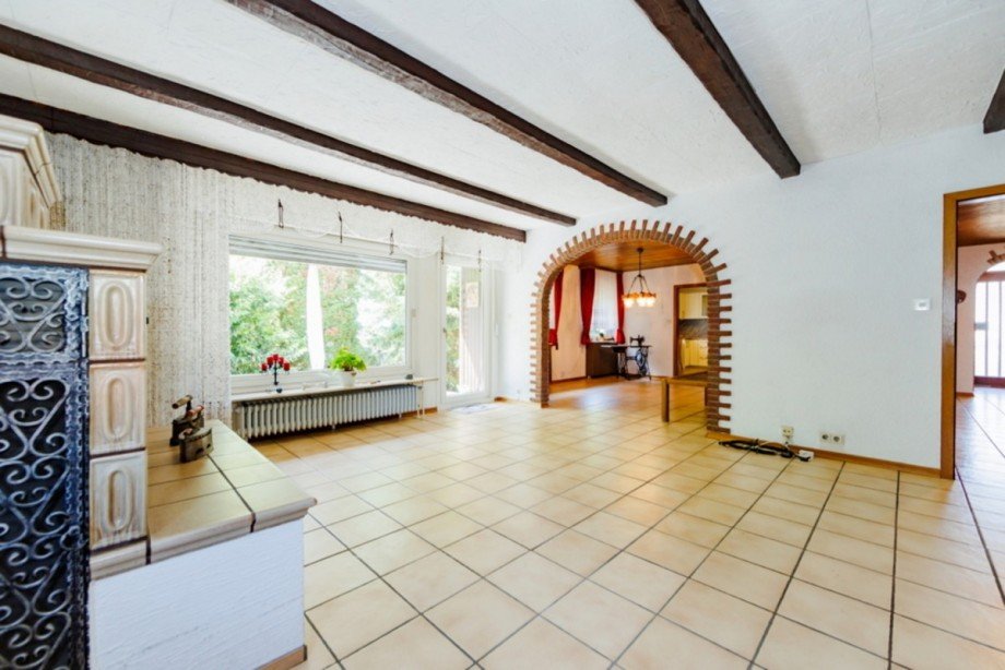 ...ins gro�e und lichtdurchflutete Wohnzimmer mit Kamin Einfamilienhaus Wiesbaden / Mainz-Kastel