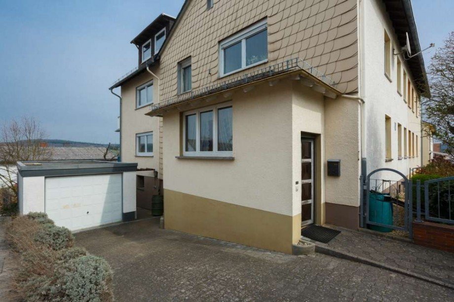 Einfahrt mit Garage Mehrfamilienhaus Taunusstein / Bleidenstadt