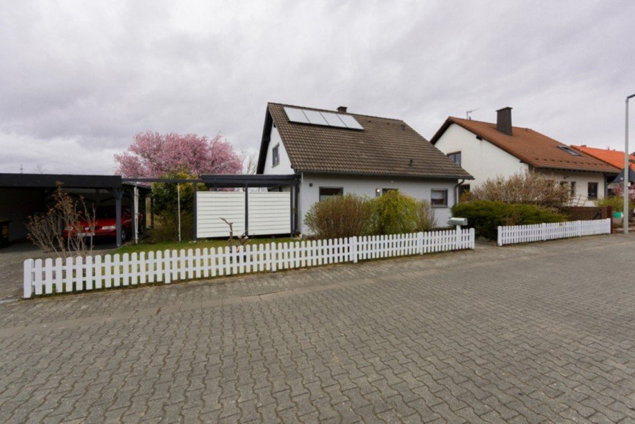 Praktischer Doppelcarport Einfamilienhaus Gumbsheim