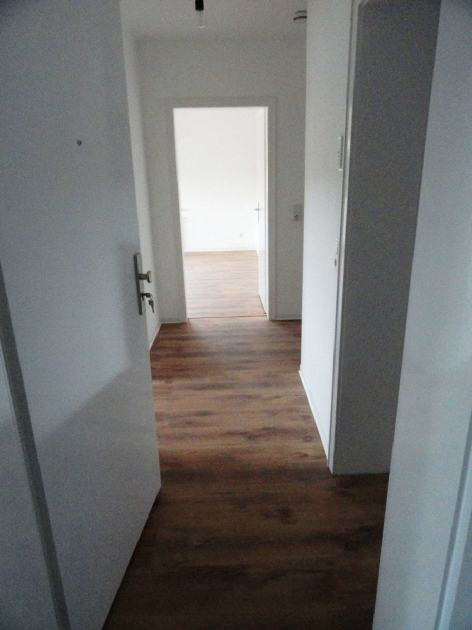 Wei�e T�ren und Zargen, hochwertige Bodenbel�ge Mehrfamilienhaus Aarbergen / Hausen �ber Aar