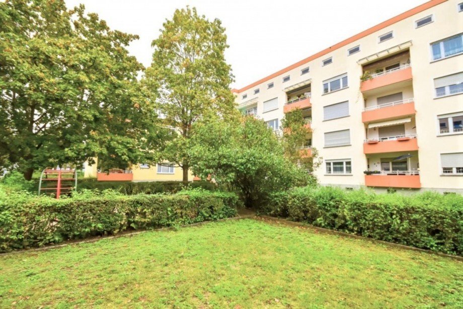 Balkonseite_-_viel_Gr�n Etagenwohnung Frankfurt