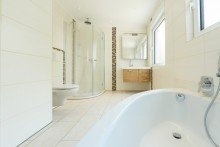 Lichtdurchflutetes Bad - EG Familientraum oder solide Kapitalanlage? Attraktives Dreifamilienhaus in Walldorf!