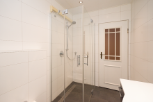 ...mit begehbarer Dusche und Spanndecke Fu�l�ufig zur U-Bahn: Ruhige, gut geschnittene Wohnung zu verkaufen!