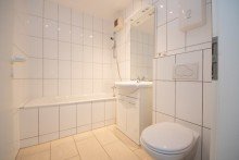 Hochwertiges Bad mit gro�formatigen Fliesen und edler Austattung - 8.OG Attraktive Zweizimmerwohnung in Mainz Marienborn  f�r Eigennutzer und Investoren