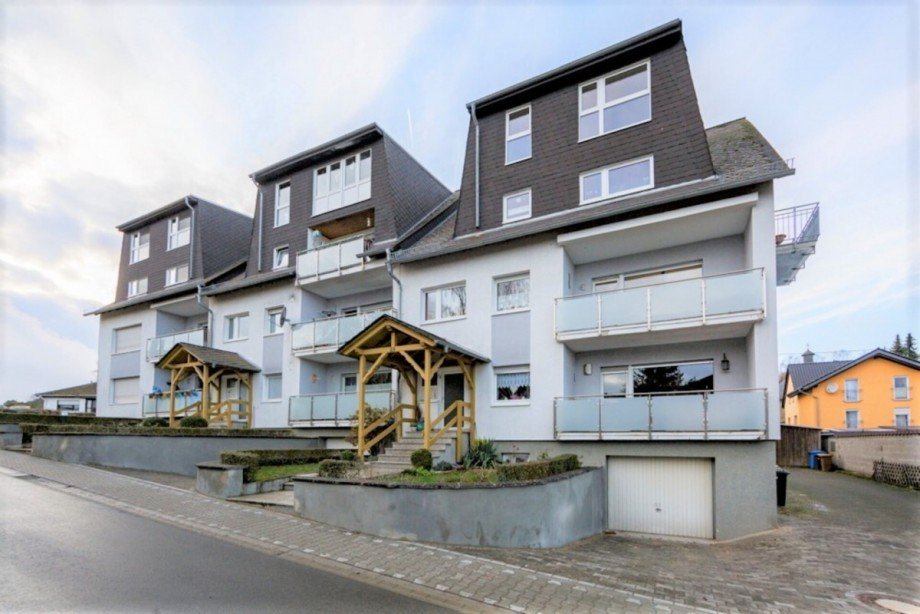Stra�enseite mit Garageneinfahrt Etagenwohnung Heidenrod / Nauroth