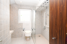 Bad mit bodentiefer Dusche... Solides Haus mit gro�em Wohnbereich, XL-Balkon und Garten