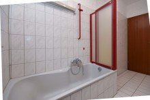 ...mit Wanne Ideal f�r Paare und kleine Familien: Gut gelegene Wohnung in Bischofsheim!