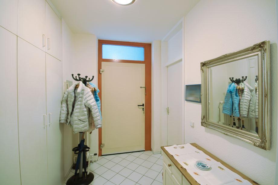 Diele mit Garderobe und Abstellschr�nken Etagenwohnung Wiesbaden