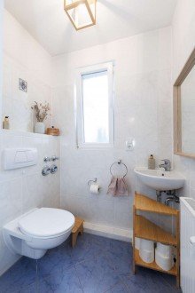 Helles G�ste-WC Moderner Familientraum: Gartenwohnung am Weinberg