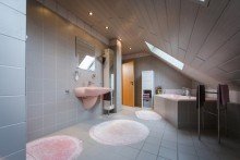 ...mit gro�er Wanne und Dusche DG Modernisiertes Traumhaus in Feldrandlage