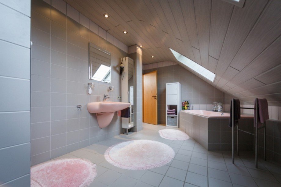 ...mit gro�er Wanne und Dusche DG Einfamilienhaus Gumbsheim