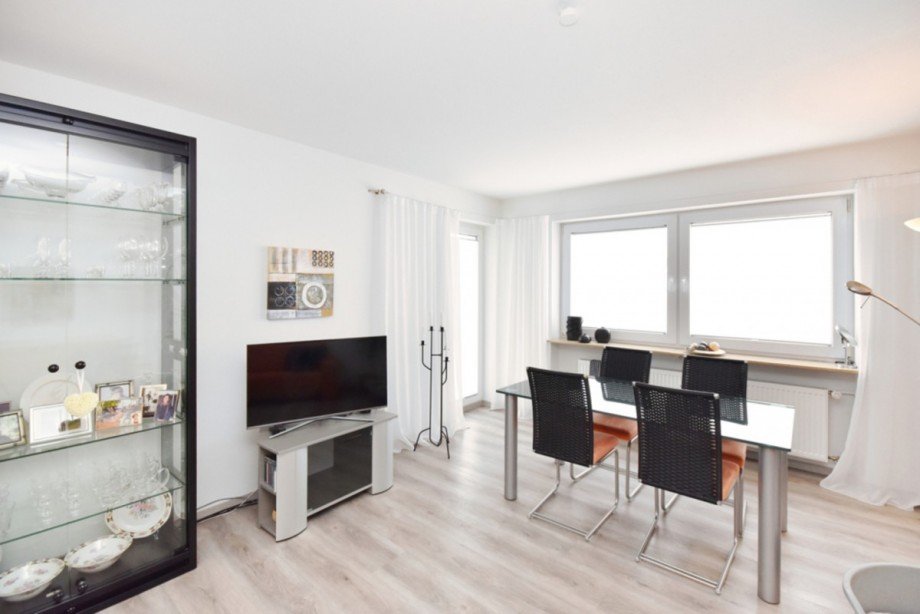 Wohnzimmer mit Zugang zur Loggia Etagenwohnung Niedernhausen