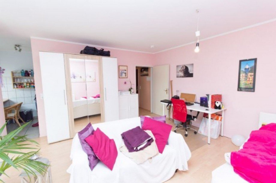 Blick auf Wohn- und Schlafbereich, K�che und Flur.jpg Etagenwohnung Wiesbaden (Medenbach)